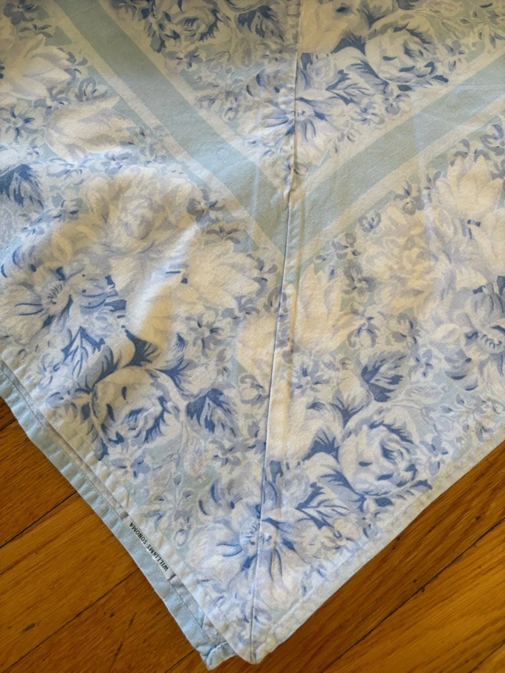 Williams Sonoma Blue/White Floral Border Cotton Tablecloth W/ 4 Napkins 70x90